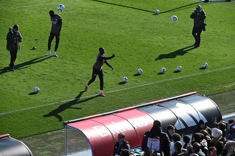 西媒:皇马担忧阿拉巴的情况 仍未踏上草坪训练