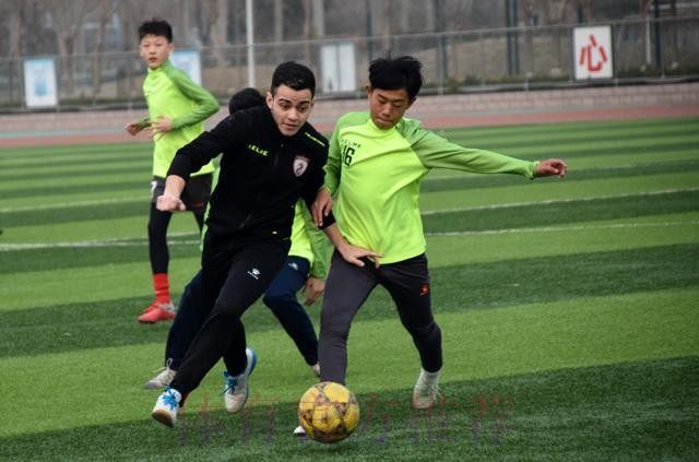 传递足球梦想 五超联赛进校园活动走进滨州实验学校